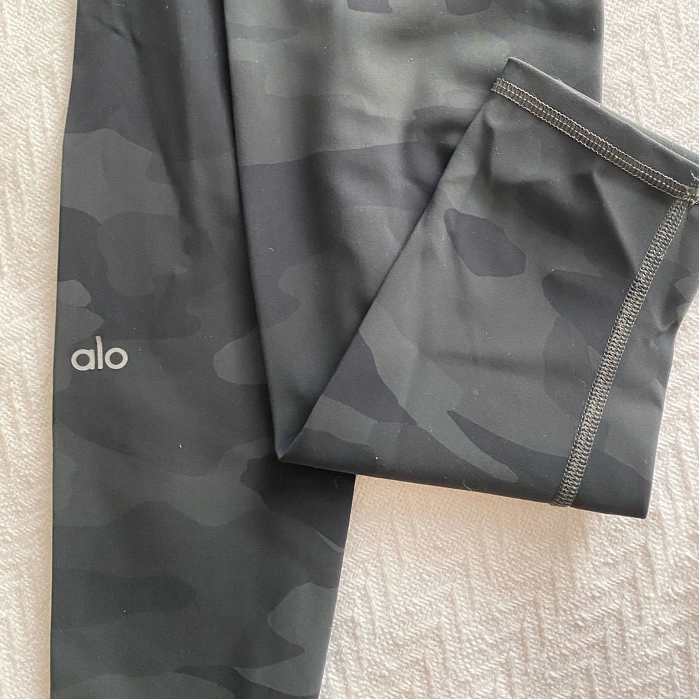 Camo Alo leggings
